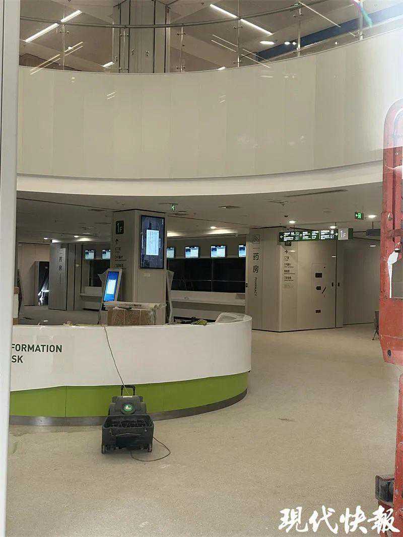 南京苏宁环球购物中心店招，撤了！商场变医院？