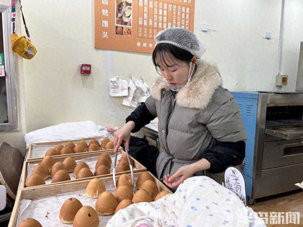 <strong>火了！学计算机的重庆姑娘，在青开起烤馒头店，一天能卖两千元</strong>