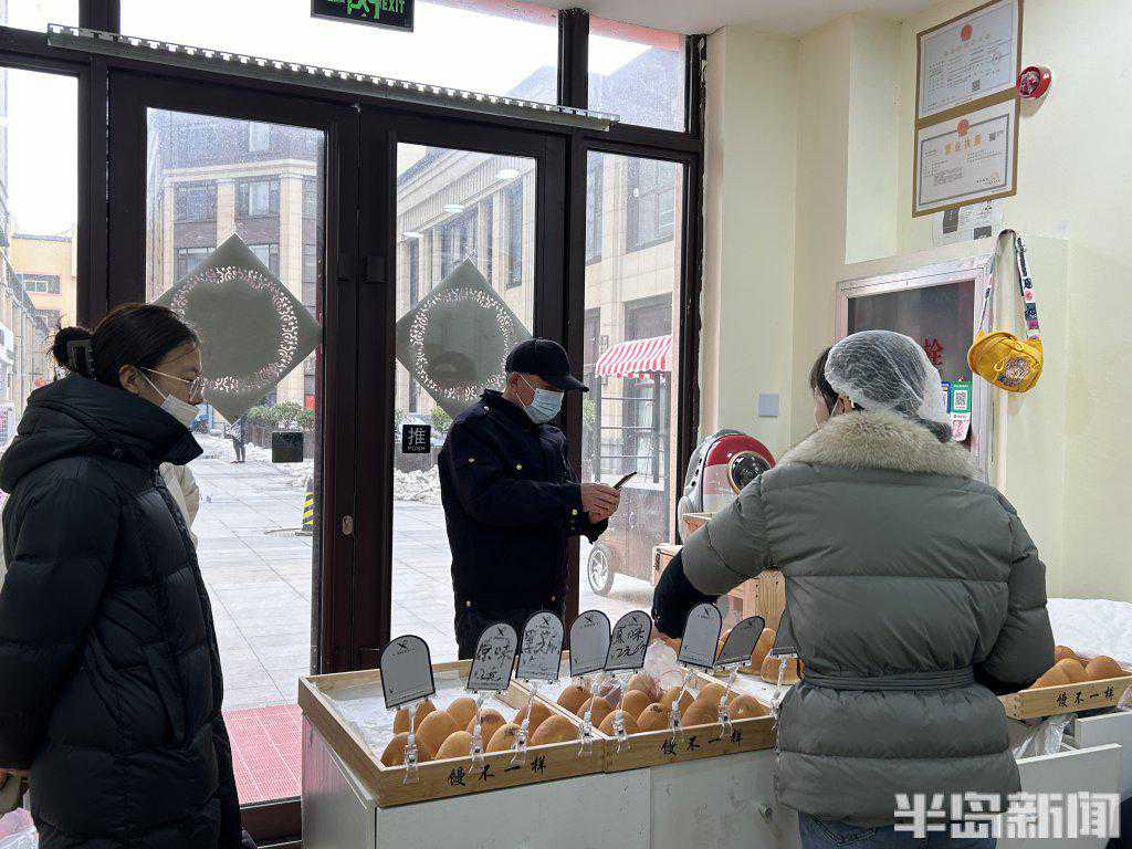 火了！学计算机的重庆姑娘，在青开起烤馒头店，一天能卖两千元